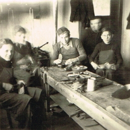 Fritz Hackner mit Mitarbeitern